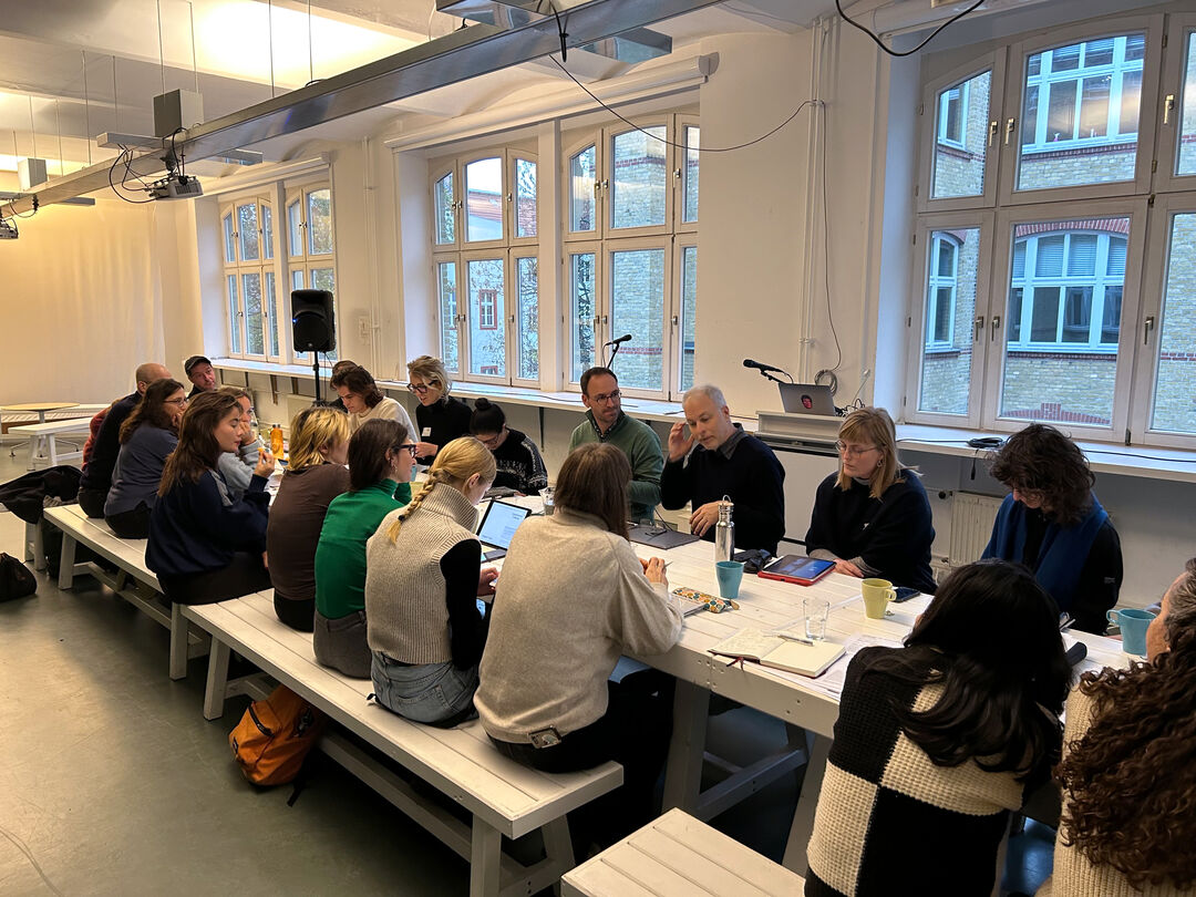 Workshop participants discussing T.J. Demos  recent book »Against the Anthropocene: Visual Culture and Environment Today« with the author. »Critical Times« at »Matters of Activity«, 17 & 18 November 2023
